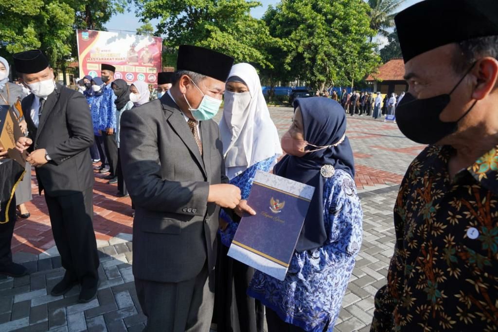 Bupati Garut mengikuti pelaksanaan upacara Hardiknas Tingkat Kabupaten Garut di Lapang Setda Pemkab Garut, Jumat, 13 Mei 2022.
