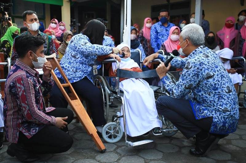 Gubernur Jawa Tengah, Ganjar Pranowo saat melakukan dialog dengan siswa yang mendapat bantuan kursi roda.