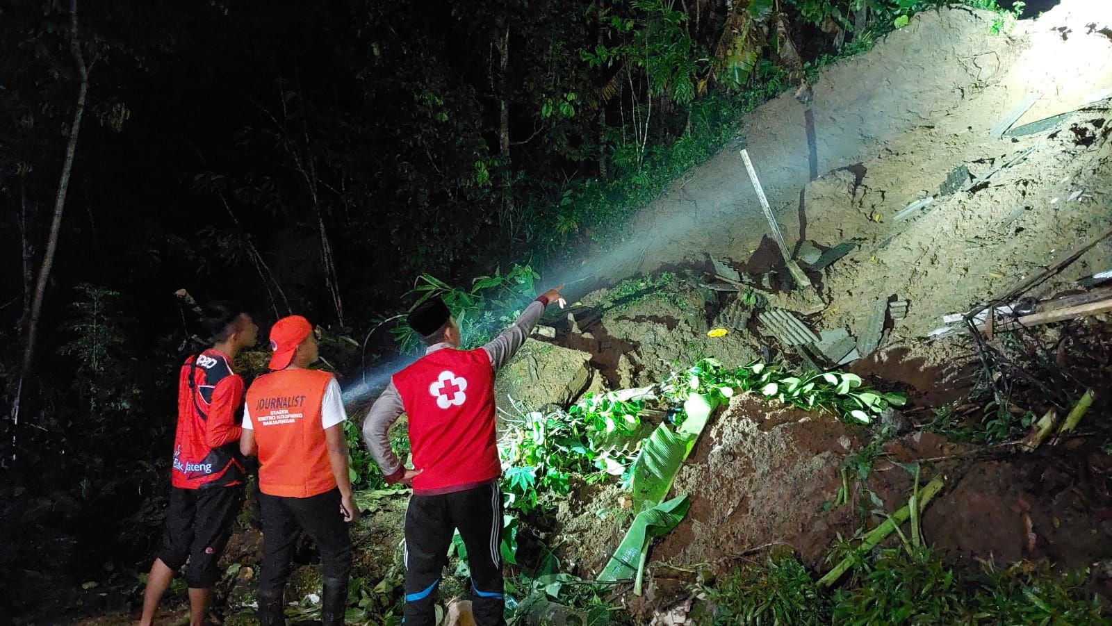 Petugas BPBD dan PMI Banjarnegara melakukan pengecekan lokasi dan asessment kejadian longsor di dusun Gobang RT 1 RW 3 Kebutuhjurang, Kecamatan Pagedongan Jumat 13 Mei 2022
