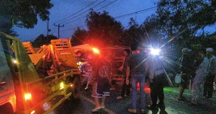 Truk boks bertabrakan dengan dump truk hingga terguling dan menimpa pengendara sepeda motor di kawasan Gentong, Kabupaten Tasikmalaya.*