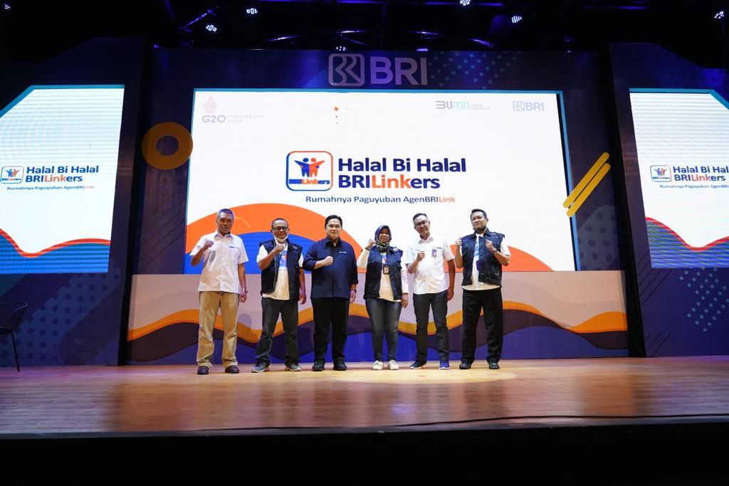 Menteri Badan Usaha Milik Negara (BUMN) Erick Thohir (tengah) mengikuti acara “Halal Bi Halal BRILinkers: Rumahnya Paguyuban Agen Brilink” yang berlangsung di Balai Pemuda, Surabaya, Provinsi Jawa Timur pada Sabtu 14 Mei 2022.