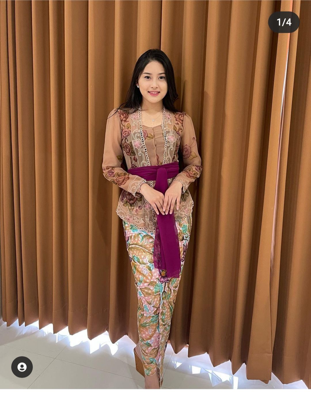 Paras Cantik Sundari Dewi kian terpancar kala berbalut baju kebaya coklat