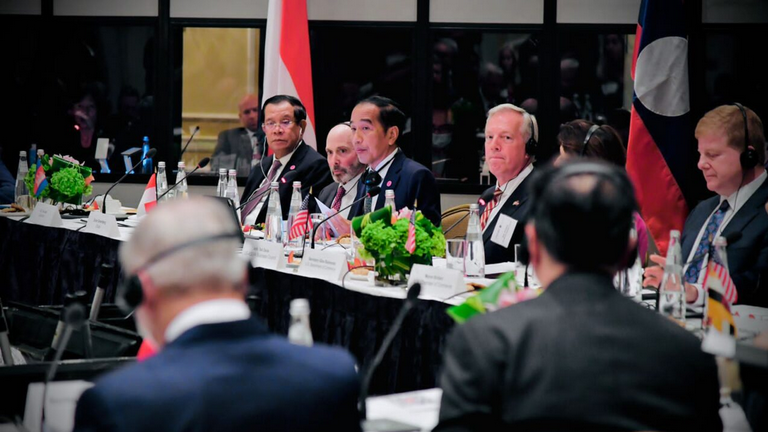 Presiden Joko Widodo dan sejumlah pemimpin negara ASEAN bertemu dengan para pengusaha Amerika Serikat (AS) di Intercontinental the Willard Hotel, Washington DC, Kamis, 12 Mei 2022. Foto: BPMI Setpres/Laily Rachev.