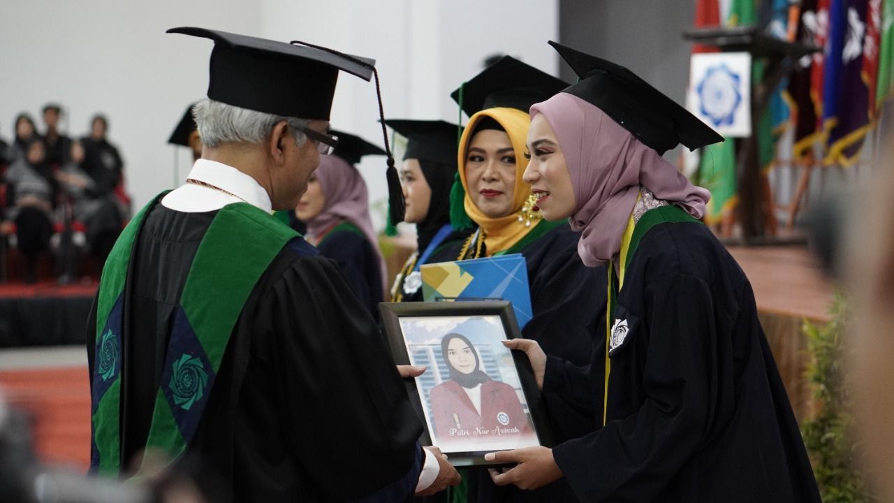 UM Bandung Mewisuda 264 Sarjana, Rektor: Tonjolkan Daya Saing dan Keahlian untuk Kurangi Pengangguran./Darma Legi/Galamedia