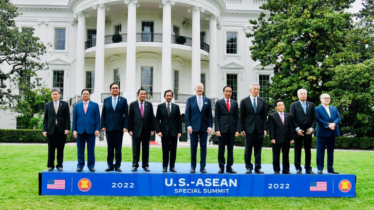 Presiden Joko Widodo berfoto bersama Presiden AS Joe Biden dan para pemimpin negara-negara ASEAN di Gedung Putih, Washington DC, pada Kamis, 13 Mei 2022 waktu setempat. Foto: BPMI Setpres/Laily Rachev.