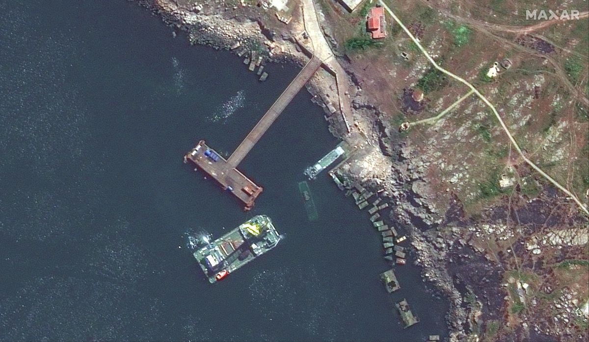 Gambar satelit menunjukkan pemandangan lebih dekat dari tongkang, kapal pendarat kelas Serna dan kapal Serna yang tenggelam di Pulau Ular, Ukraina 12 Mei 2022. Citra satelit 2022 Maxar Technologies/