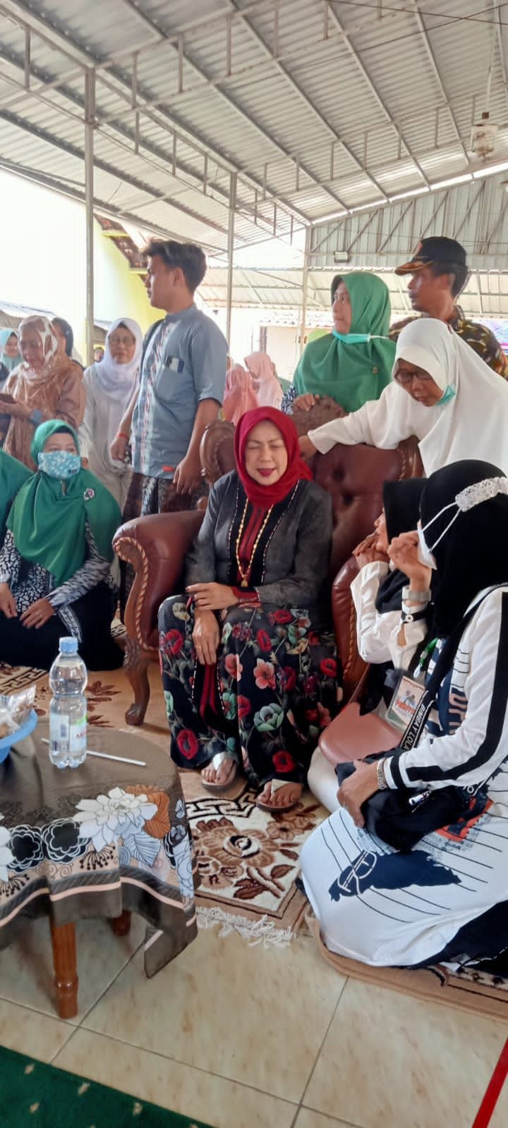 Kehadiran Syarifah Salma, istri Habib Luthfi dalam acara peletakan batu pertama Masjid Jami Baiturrokhim Kemantran