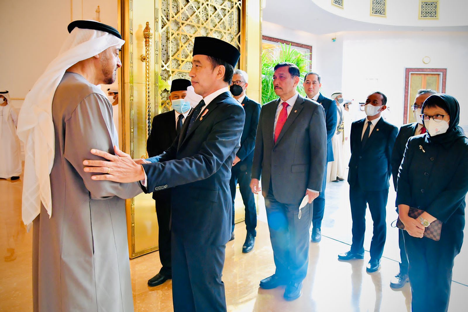 Presiden Joko Widodo (Jokowi) beserta rombongan tiba di Bandar Udara Internasional Abu Dhabi, UEA, Minggu 15 Mei 2022 disambut oleh Yang Mulia Mohamed bin Zayed dan menyampaikan belasungkawa atas wafatnya  Yang Mulia Sheikh Khalifa bin Zayed Al Nahyan