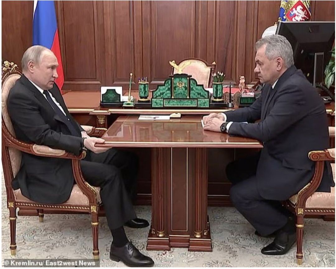 Vladimir Putin sakit kanker darah, dan akhir-akhir ini kesehatannya makin menurun. Dalam foto terlihat Putin memegang meja kecil selama pertemuan dengan menteri pertahanannya Sergei Shoigu