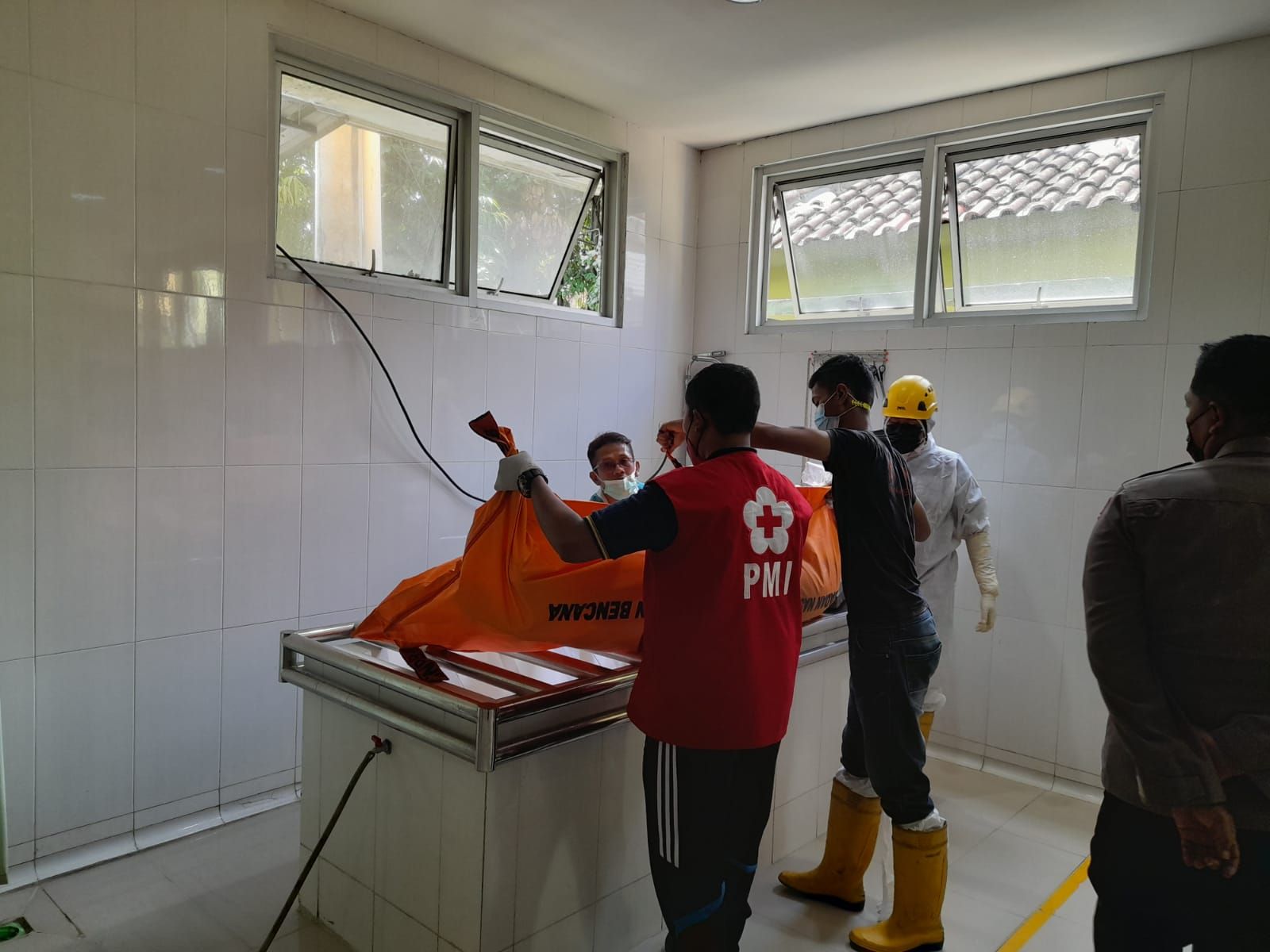 Relawan mengevakuasi jenazah yang ditemukan di kamar kos-kosan Kelurahan Kutabnjarnegara RT 3 RW 1 Kecamatan Banjarnegara pada Minggu 15 Mei 2022
