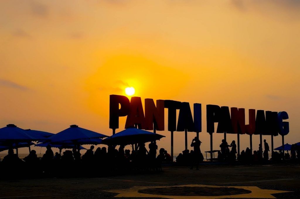 Pantai Panjang merupakan tempat wisata yang cocok untuk kegiatan refreshing bersama seluruh anggota keluarga/foto: bengkulukota.go.id/
