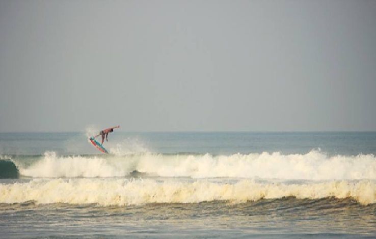 Surfing di Pantai Panjang Bengkulu