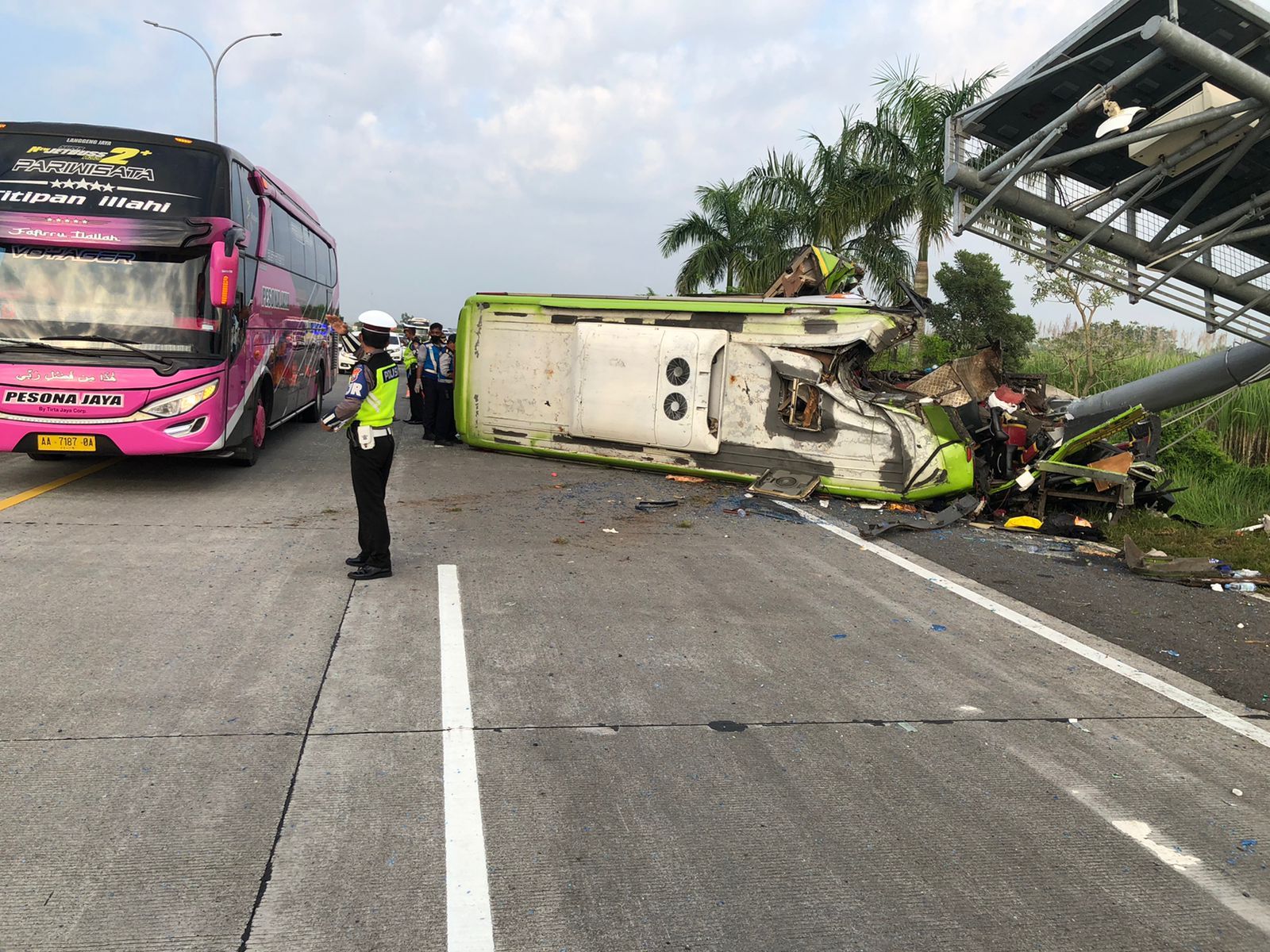 Kecelakaan Bus Maut Tabrak Tiang Papan Reklame di Tol Surabaya - Mojokerto, 13 Tewas Seketika