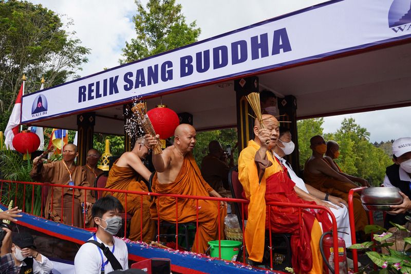 Sejumlah Bhiksu memercikkan air berkah saat kirab perayaan Tri Suci Waisak 2566 BE/2022 dari Candi Mendut menuju Candi Borobudur, Magelang, Jateng, Senin (16/5/2022). Setelah ditiadakan selama dua tahun akibat pandemi COVID-19, kirab Waisak kembali digelar dan diikuti ribuan umat Budha dari berbagai daerah. 