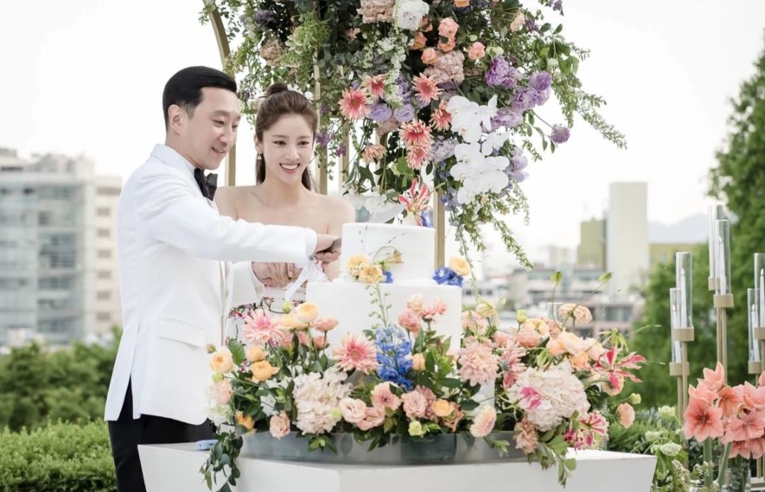 Raut bahagia Son Dam Bi dan Lee Kyou Hyuk di momen upacara pernikahan 
