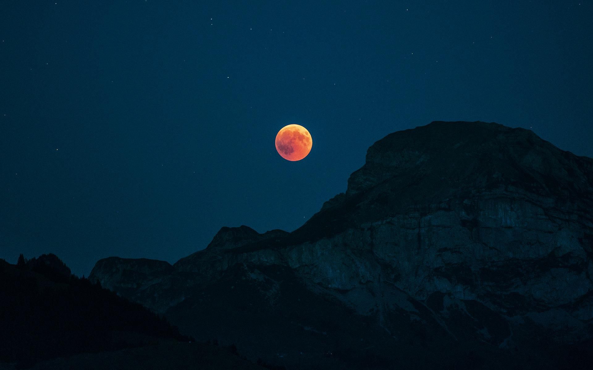 Ilustrasi gerhana bulan - fenomena alam yang terjadi tanggal 29 Juni 2022 Bulan Baru Stroberi Mikro jam berapa dan apa dampaknya.