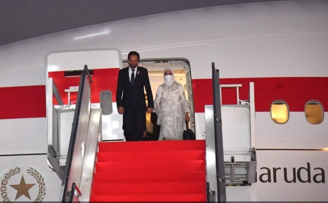 Presiden Jokowi dan Ibu Negara Iriana Joko Widodo saat tiba di Tanah Air setelah melakukan lawatan lima hari dan menghadiri kegiatan KTT Khusus ASEAN-AS di Washington DC. 