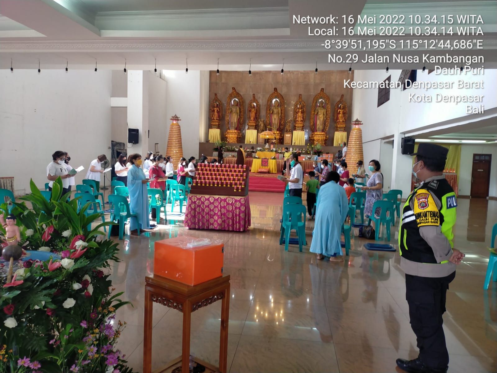 Personel Polsek Denpasar Barat turu menjaga keamanan umat yang merayakan Hari Raya Waisak, Senin 16 Mei 2022.