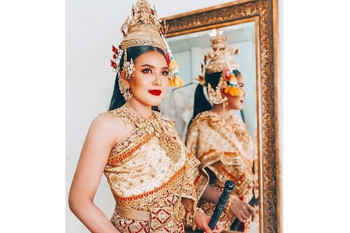 Potret Pornpurn Guedpard Pakai Baju Adat Thailand Chakkri