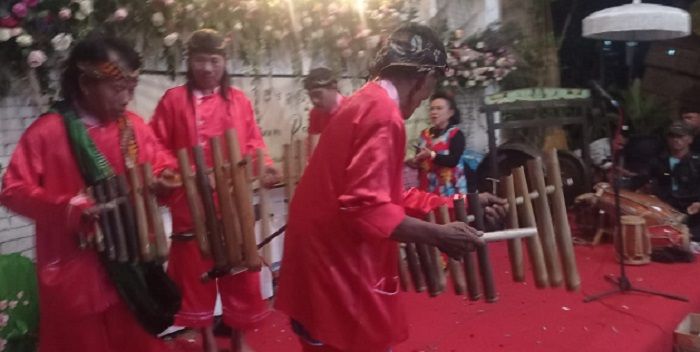 Grup Calung Ma Apay saat tampil di Sanggar Rakyat Buniseuri (SRB), Desa Buniseuri, Kecamatan Cipaku, Kabupaten Ciamis, Sabtu 13 Mei 2022 malam.*