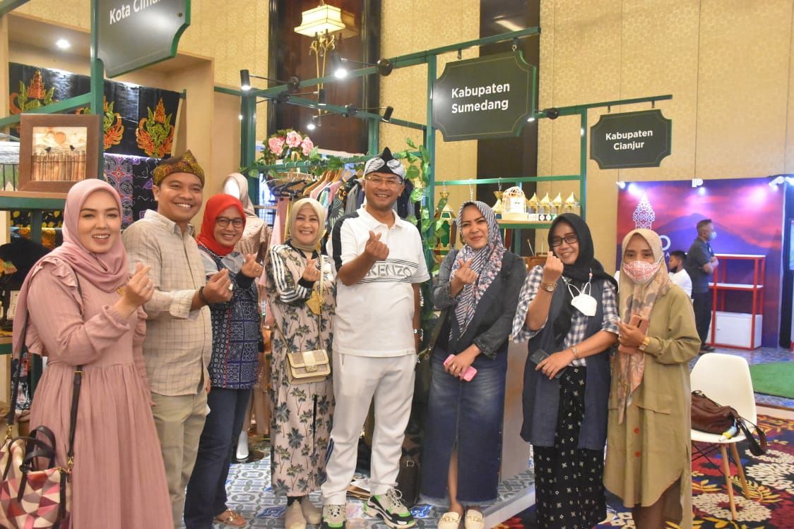 Wakil Bupati Sumedang H. Erwan Setiawan didampingi istri yang juga Wakil Ketua Dekranasda Kabupaten Sumedang Samantha Dewi  mengunjungi stand UMKM Sumedang di Trans Conventions Center Kota Bandung baru-baru ini .