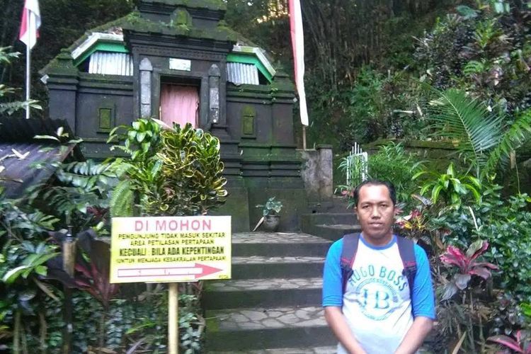 Foto pria yang berdiri di depan bangunan patilasan ini viral disebut Bima dalam KKN di Desa Penari, cek faktanya berikut ini