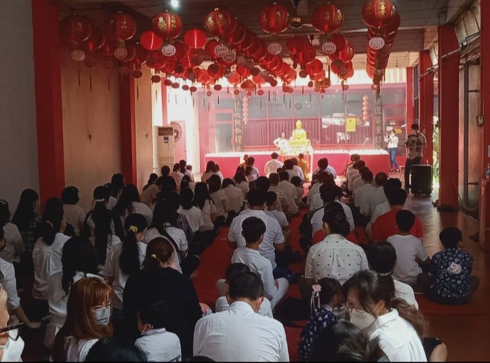 Umat Buddha Di Cirebon Khusuk Beribadahu Puja Bakti Tri Suci Waisak Di