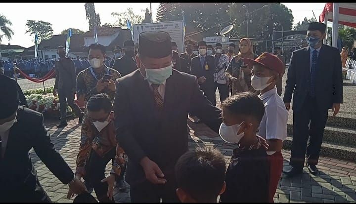 Bupati Garut Rudy Gunawan didampingi unsur Forkopimda saat menyerahkan bantuan kepada siswa siswi berprestasi di lapang Setda Pemkab Garut.