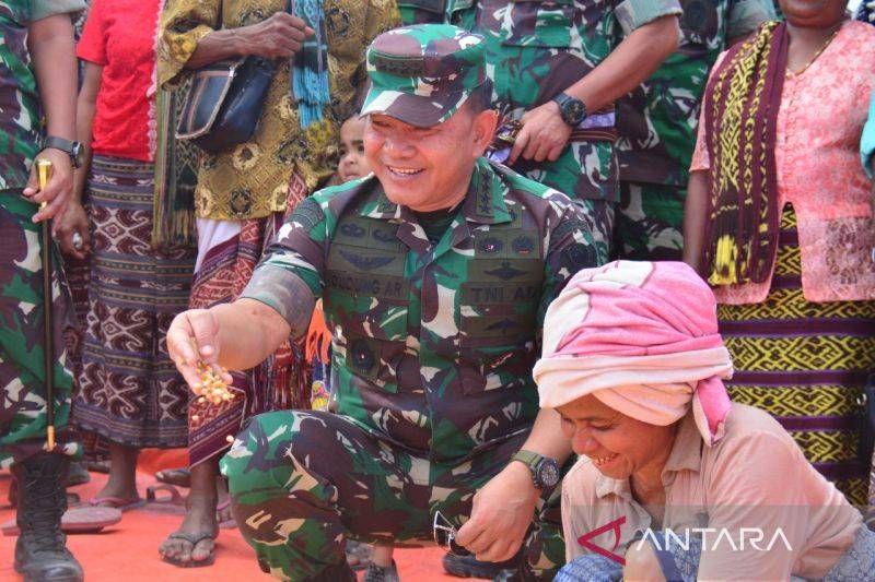 Kepala Staf TNI AD, Jenderal TNI Dudung Abdurachman, saat melakukan penanaman jagung secara simbolis 