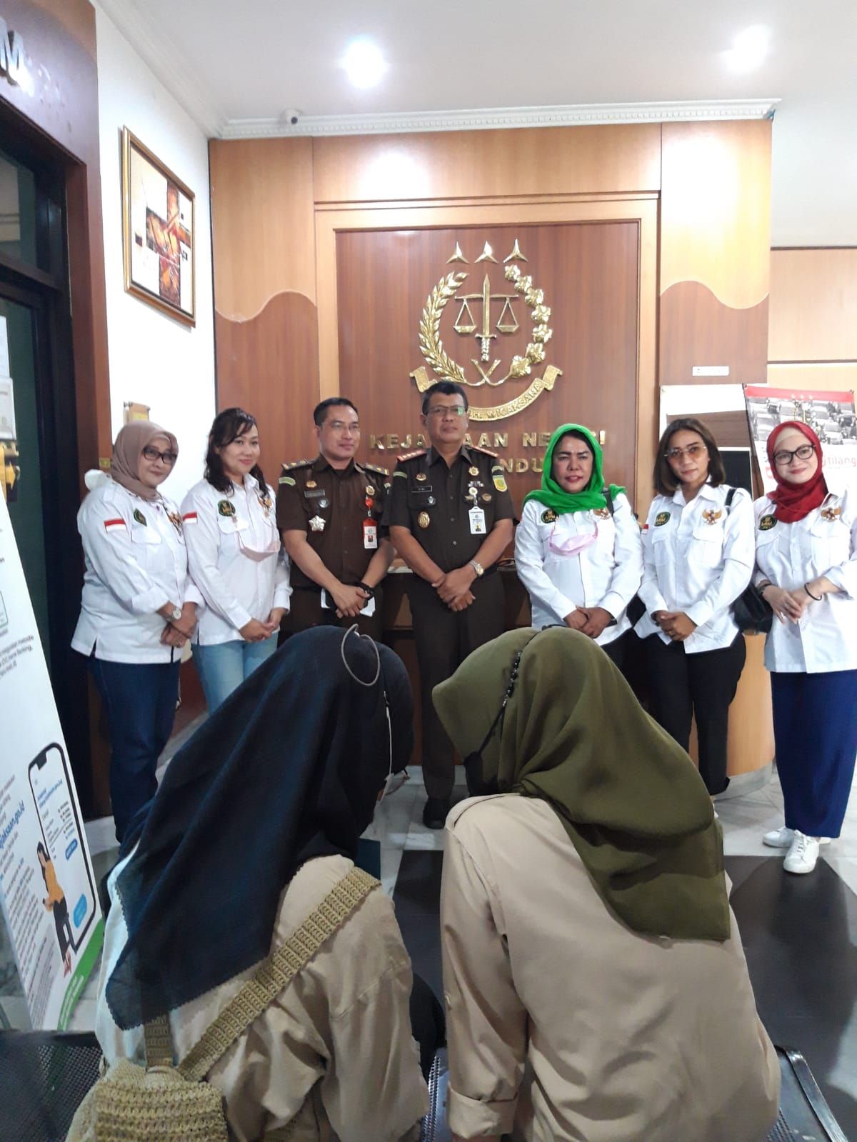Ketua P4 Diana Murni bersama pengurus foto bersama dengan Kepala Kejari Bandung dan Kepala Seksi Tindak Pidana Umum Kejari Bandung usai audiensi