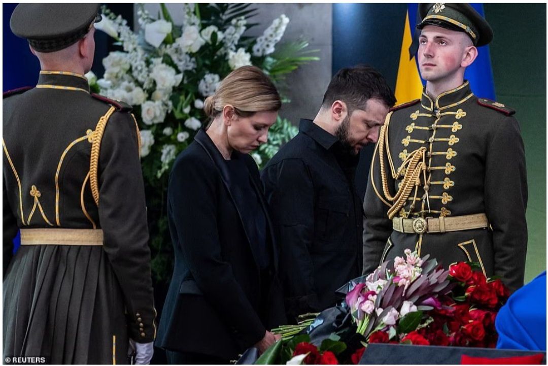 Presiden Zelensky dan Ibu Negara Olena menundukkan kepala mereka saat mereka meletakkan bunga di atas peti mati Kravchuk, seminggu setelah dia meninggal pada usia 88 'setelah lama sakit'./ 