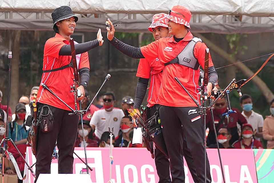 Trio pemanah putra Indonesia Alviyanto Bagas Prastyadi, Arif Dwi Pangestu, dan Riau Ega Agatha Salsabilla mendapat emas di nomor beregu putra di Ha Noi National Sports Training Center, pada Rabu, 18 Mei 2022.  