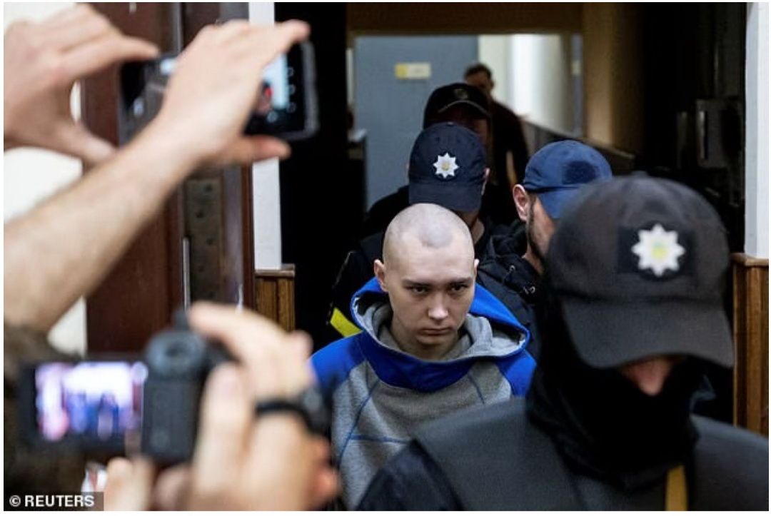 Tentara Rusia Vadim Shishimarin, 21, yang dicurigai melanggar hukum dan norma perang, tiba untuk sidang pengadilan, di tengah invasi Rusia ke Ukraina, di Kyiv, Ukraina 13 Mei 2022./  