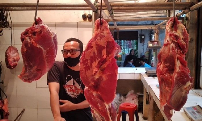 Penjualan daging sapi di Pasar Singaparna Kabupaten Tasikmalaya kini mengalami penurunan pasca merebaknya kasus Penyakit Mulut dan Kuku (PMK) yang menyerang hewan ternak di Kabupaten Tasikmalaya, Rabu 18 Mei 2022*