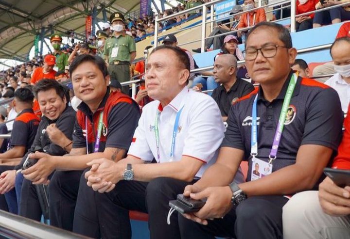 Ketum PSSI Mochamad Iriawan ketika menyaksikan secara langsung Timnas Indonesia U-23 melawan Thailand di semifinal Sea Games 2021 Vietnam istimewa