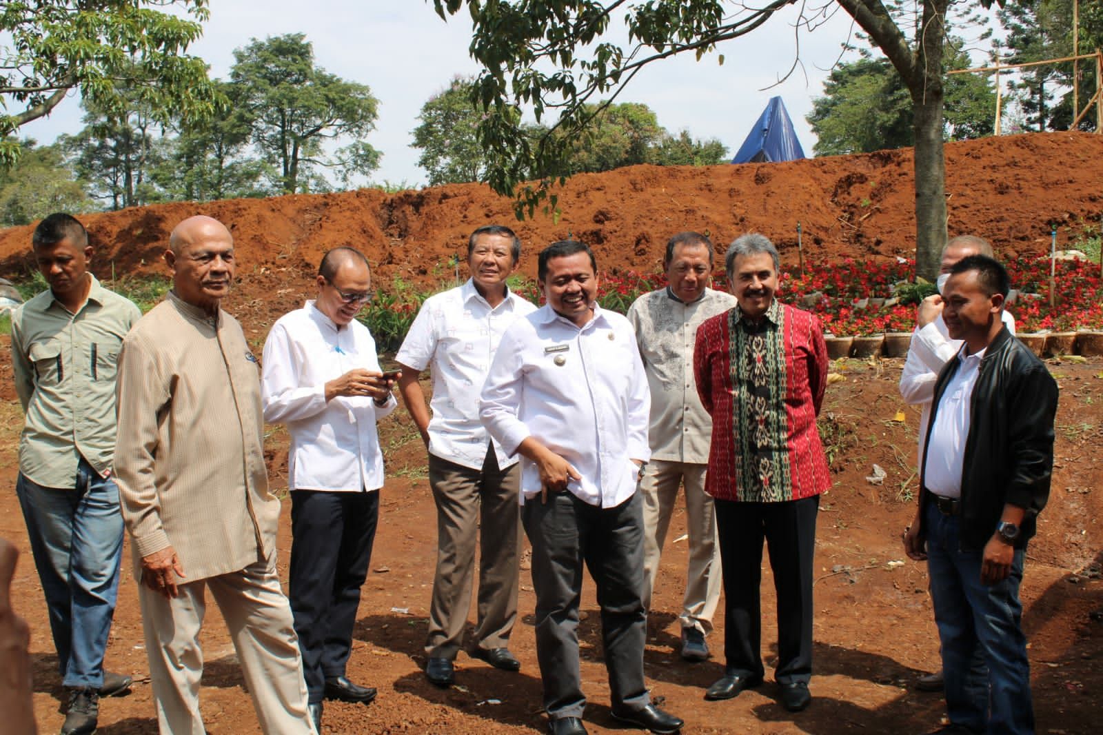 Bupati Sumedang Dony Ahmad Munir didampingi Direktur Utama/Presiden Director BGG M. Tachril Sapi'ie saat mengunjungi pembagunan Jatinangor National Flower Park .