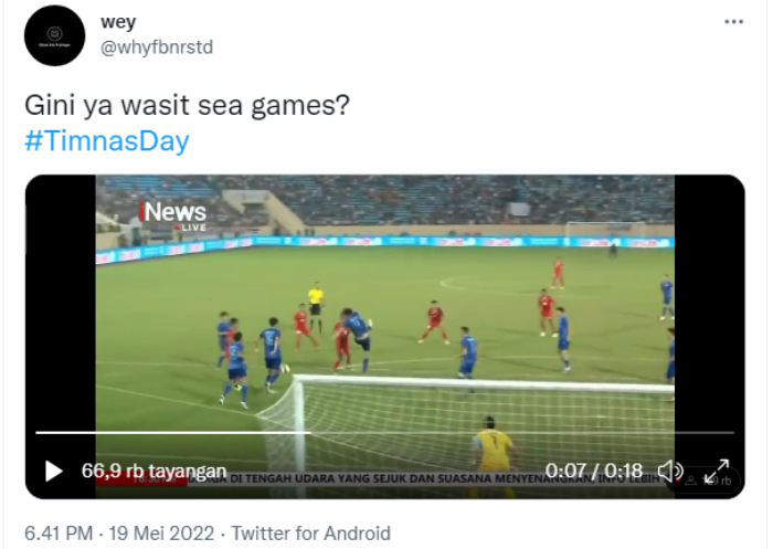 Tangkapan layar cuplikan video tayangan ulang yang menunjukkan pemain Thailand handball di area pertahanannya dan seharusnya Timnas Indonesia mendapat hadiah penalti, pada Semi Final SEA Games 2021 Vietnam, Kamis 19 Mei 2022.* (Twitter @whyfbnrstd)