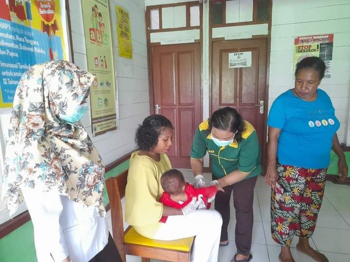 Kegiatan Imunisasi Anak Nasional ( BIAN ) di Puskesmas Kampung Akudiomi, Distrik Yaur, Kabupaten Nabire - Papua