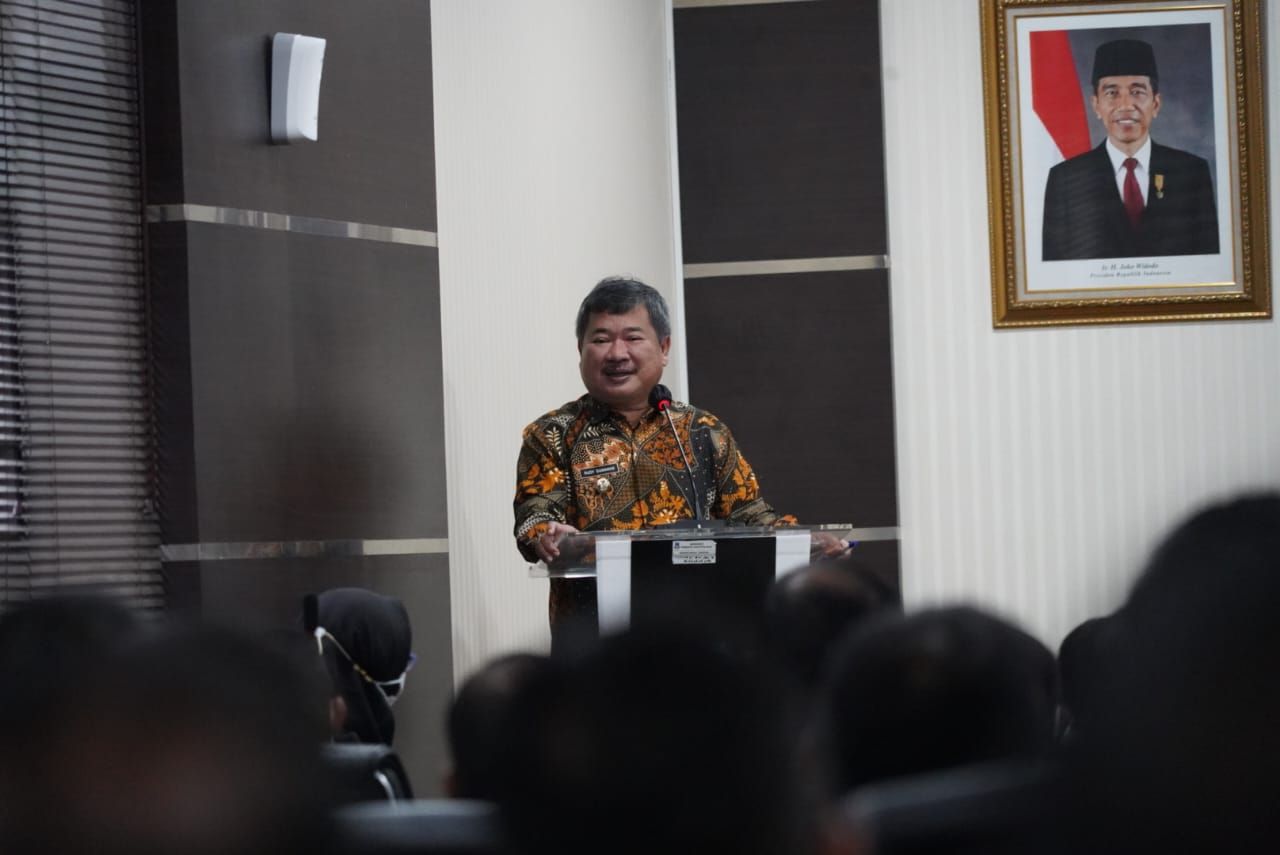 Bupati Garut, Rudy Gunawan, dalam acara Bimtek Pendampingan Tingkat Kepatuhan Terhadap Penyelenggaraan Pelayanan Publik Pemkab Garut Tahun 2022, bertempat di Ruang Rapat Setda Garut, Jalan Pembangunan, Kecamatan Tarogong Kidul, Kabupaten Garut, Kamis 19 Mei 2022./Agus Somantri/Galamedia
