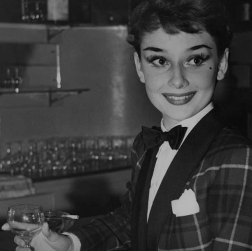 Gaya pria ala Audrey Hepburn yang keren.