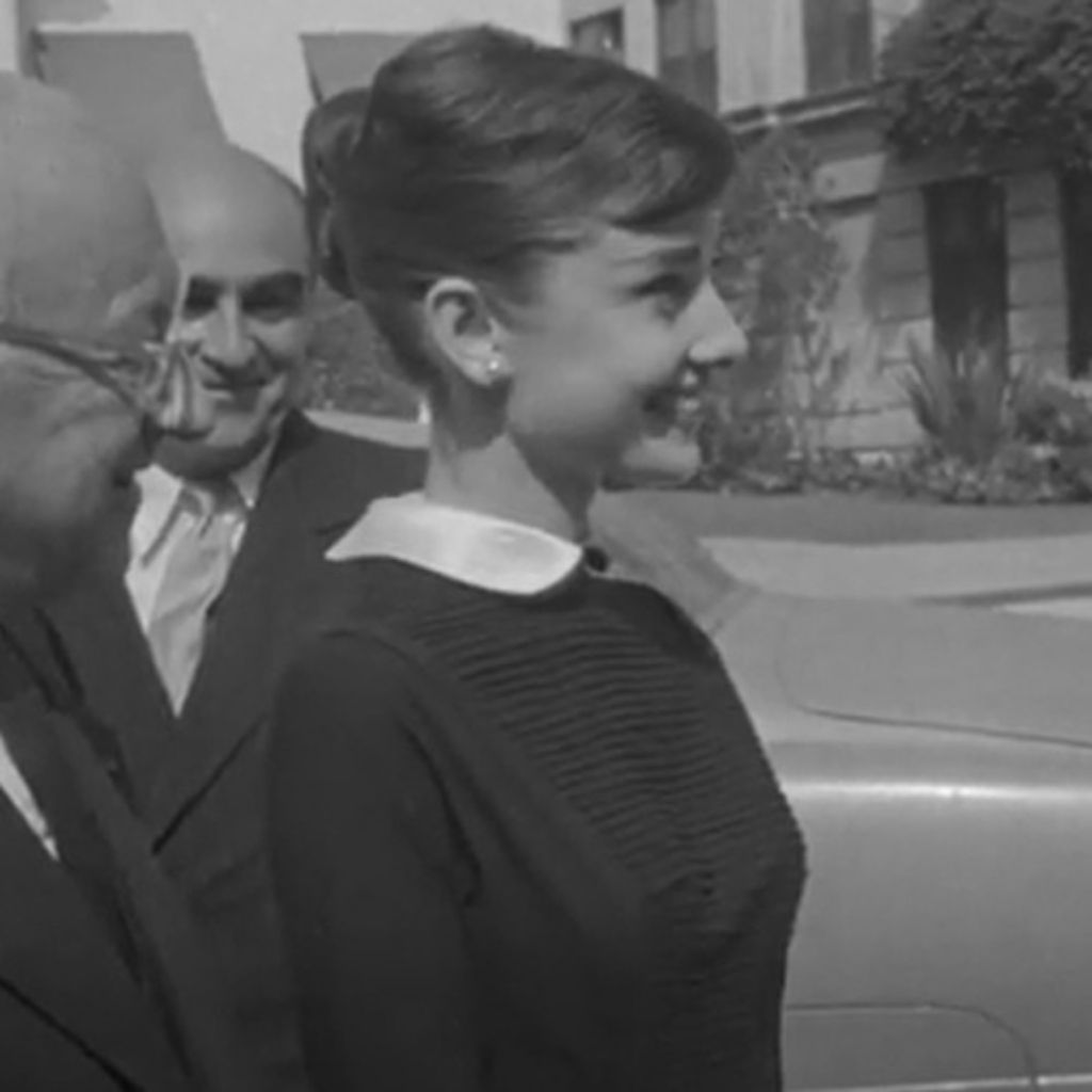 Pakaian hitam andalan Audrey Hepburn 