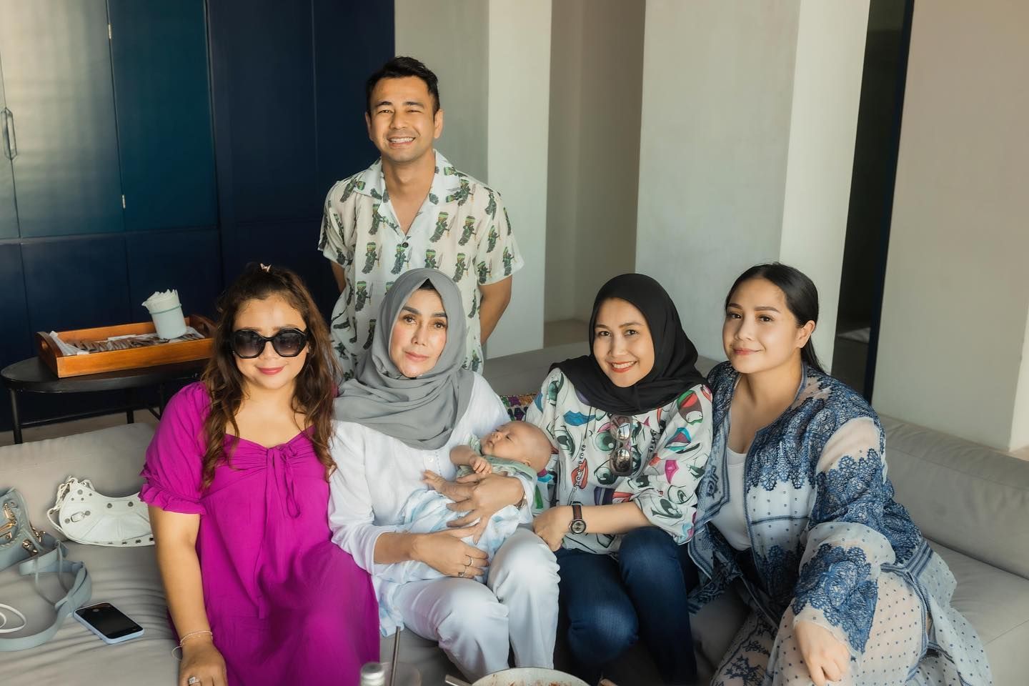 Potret Mimi bersama keluarga Raffi yang hendak pergi ke Bali pada 25 Januari 2022.