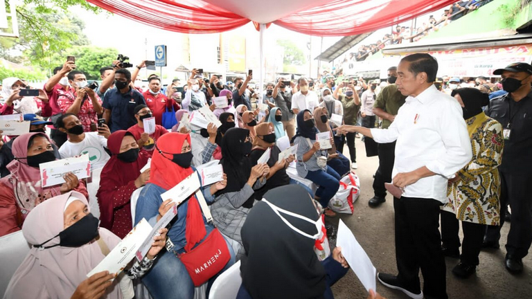 Presiden Joko Widodo blusukan ke Pasar Cibinong, Kabupaten Bogor, dan Pasar Gunung Batu, Kota Bogor, pada Selasa, 17 Mei 2022. Foto: BPMI Setpres/Lukas.