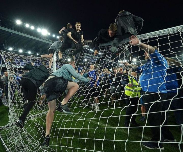 Para suporter Everton berhamburan masuk lapangan usai pertandingan