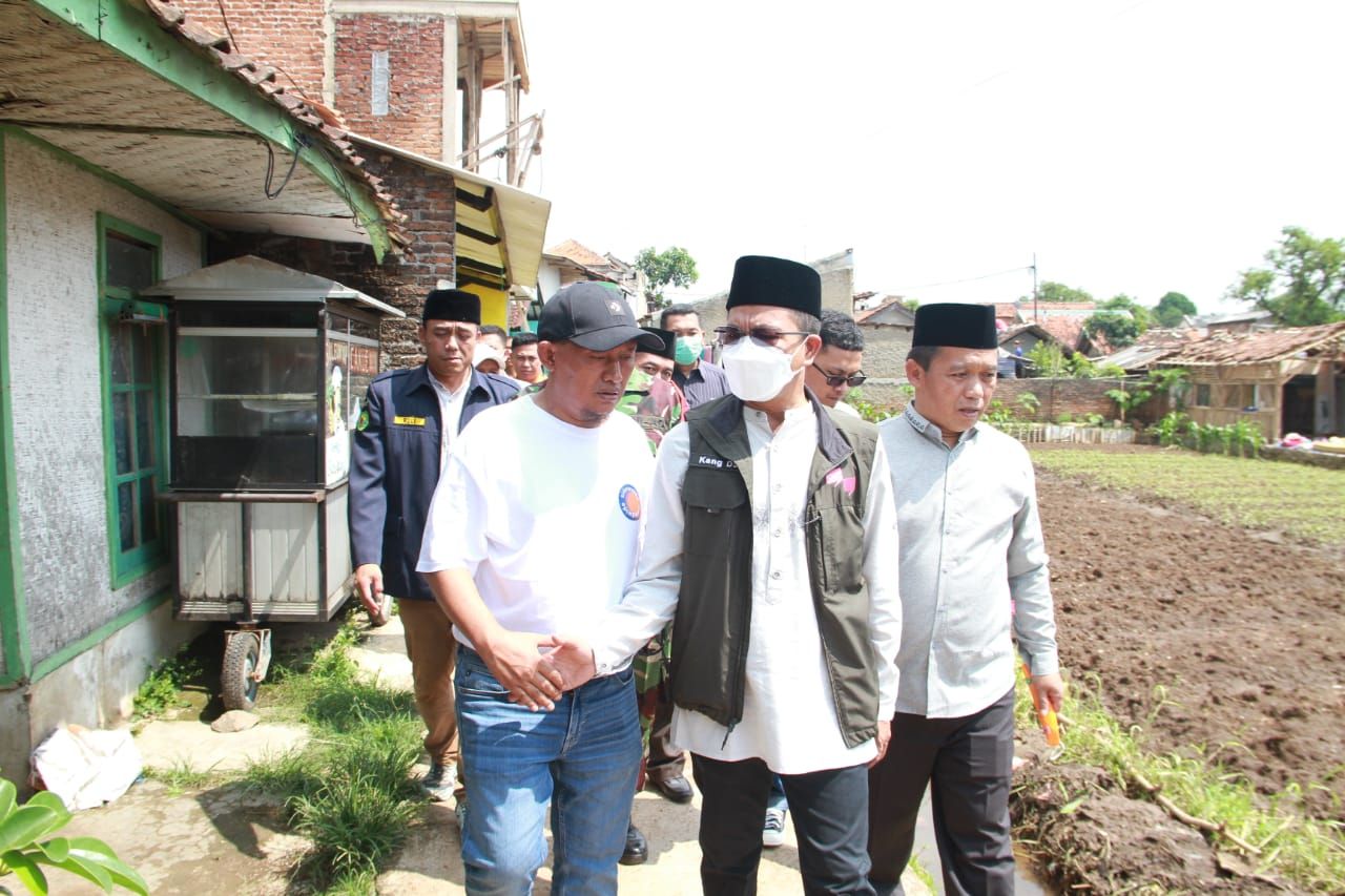 Bupati Bandung Dadang Supriatna tinjau lokasi bencana angin puting beliung di Desa Tarajusari, Kecamatan Cangkuang, Kabupaten Bandung, Jumat 20 Mei 2022.