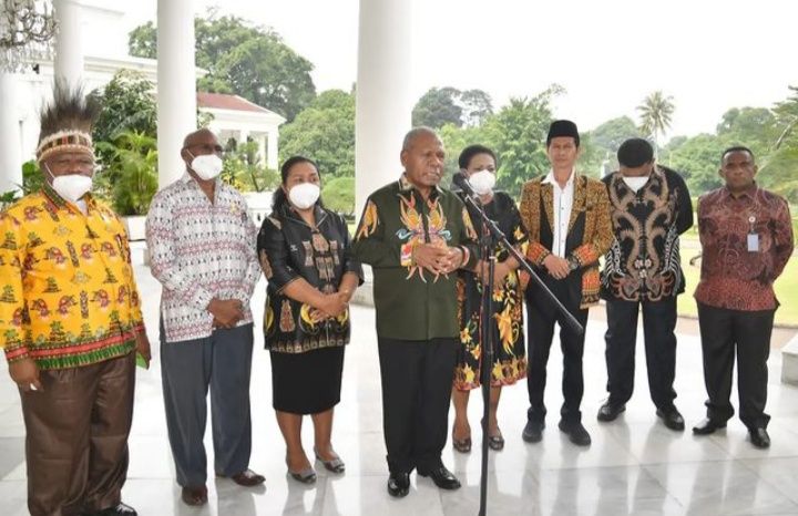 Bupati Kabupaten Jayapura, Mathius A perwakilan rombongan MRP berikan keterangan usai pertemuan dengan Presiden RI, Joko Widodo ( Jokowi )