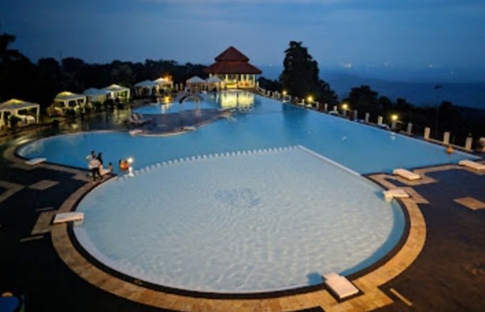 Pemandangan malam Resort Giri Tirta Kahuripan di Purwakarta. Suguhkan cita rasa Bali