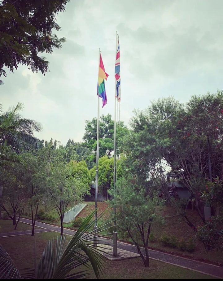 Kedubes Inggris Pasang Bendera LGBT, Publik Emosi Tuding Tak Menghormati Negara Indonesia