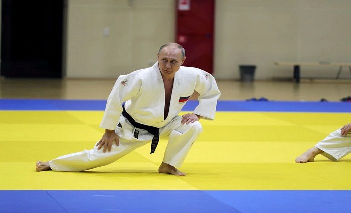 Presiden Rusia Vladimir Putin menghadiri sesi latihan judo di kompleks olahraga dan pelatihan Yug-Sport di resor laut Hitam Sochi, Rusia, 14 Februari 2019.*  