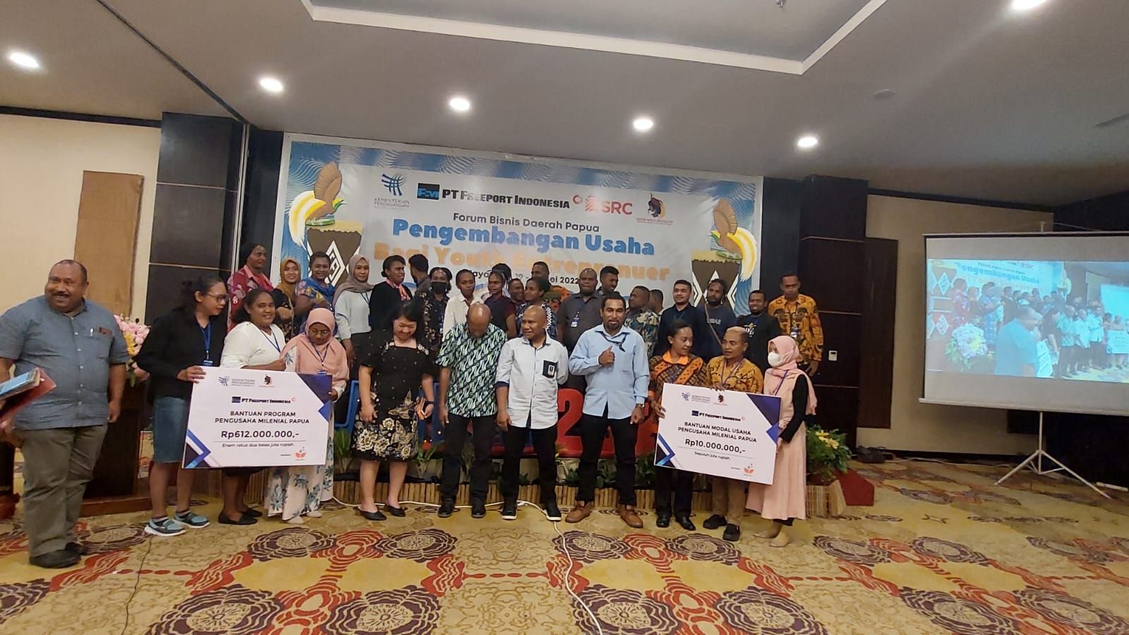 PT. Freeport Indonesiaa saat memberikan bantuan modal usaha kepada 30 pengusaha milenial Papua.